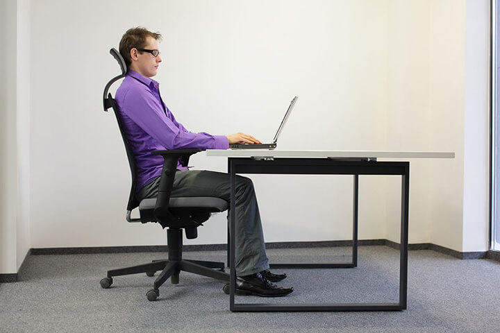 Ngồi đúng tư thế làm việc là điều quan trọng để bảo vệ sức khỏe của bạn