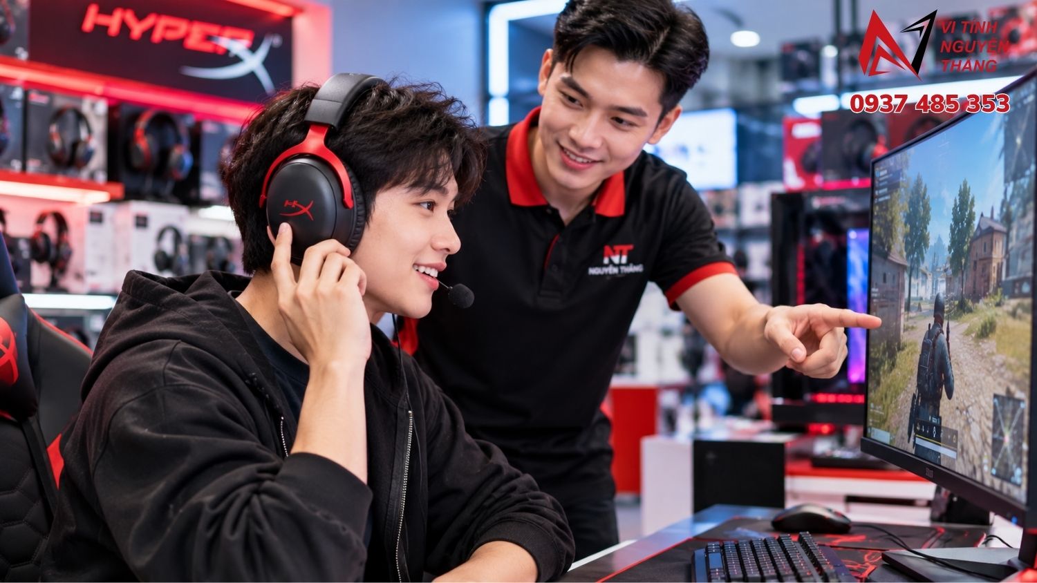 Kỹ thuật viên hướng dẫn khách test micro và âm thanh tai nghe gaming trên PC