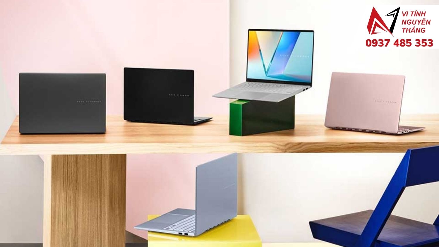 Giáo viên dùng laptop mỏng nhẹ trình chiếu bài giảng trong lớp học