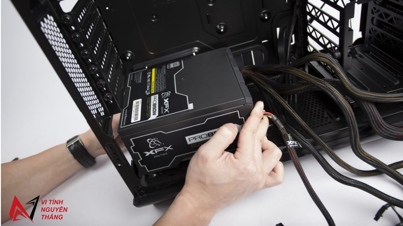 Kỹ thuật viên Vi tính Nguyễn Thắng lắp bộ nguồn vào thùng máy PC gaming